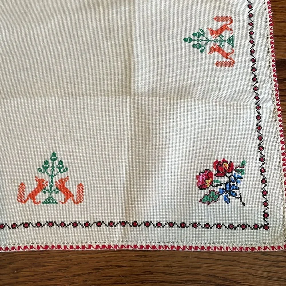 Vintage off white/cream‎ small table cloth & 4 napkins with cross stitch flowers